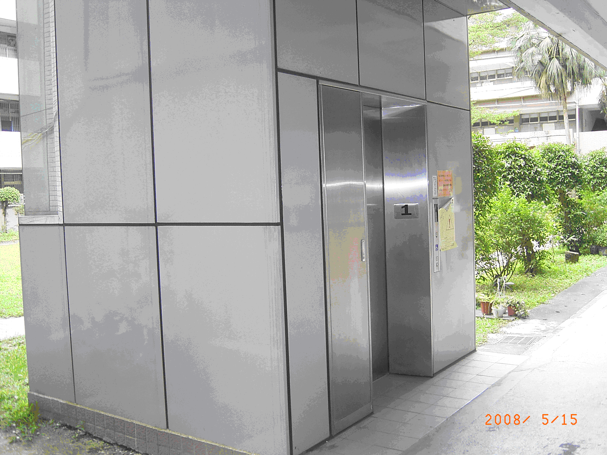 『殘障電梯』設於主要建物前棟大樓左側，可至各樓層，最高達4樓