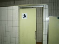 『殘障專用廁所』：設於東側一、二樓，方便肢障者或行動不便者使用