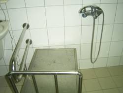 地下室內『殘障專用盥洗室』，設有扶手及置物架