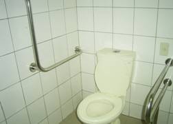地下室內殘障專用廁所，左右兩側設有『扶手』，方便行動不便者使用