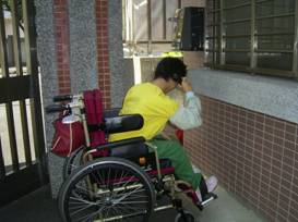 位於警衛室外面，離地面116公分，方便肢障者使用
