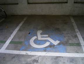 位於警衛室旁車棚內，寬170公分、長220公分，方便肢障者使用